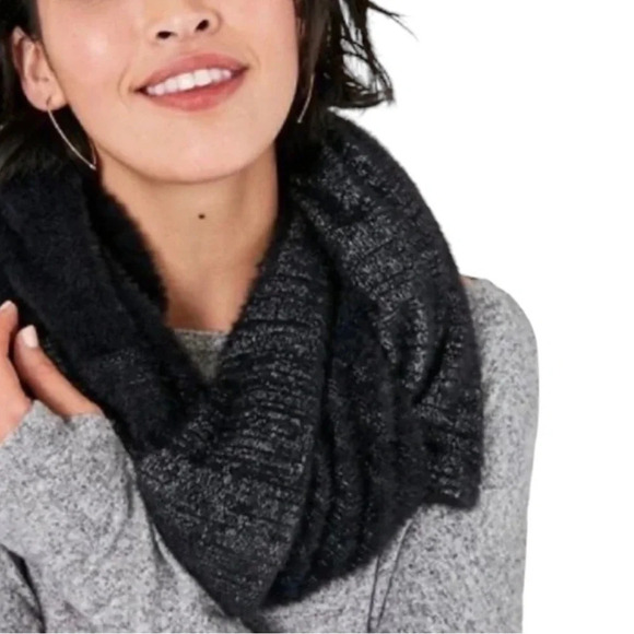 Stella & Dot Kaci Scarf Metallic Infinity Snaps - Picture 1 of 4